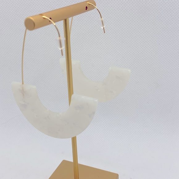 🎉 3 for $25 Pearlescent White Open Statement Earrings w/Hook Type Backing NWOT - Picture 4 of 7